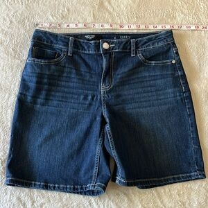 Simply Vera-Vera Wang size 8 mid rise denim jean shorts, slightly distressed